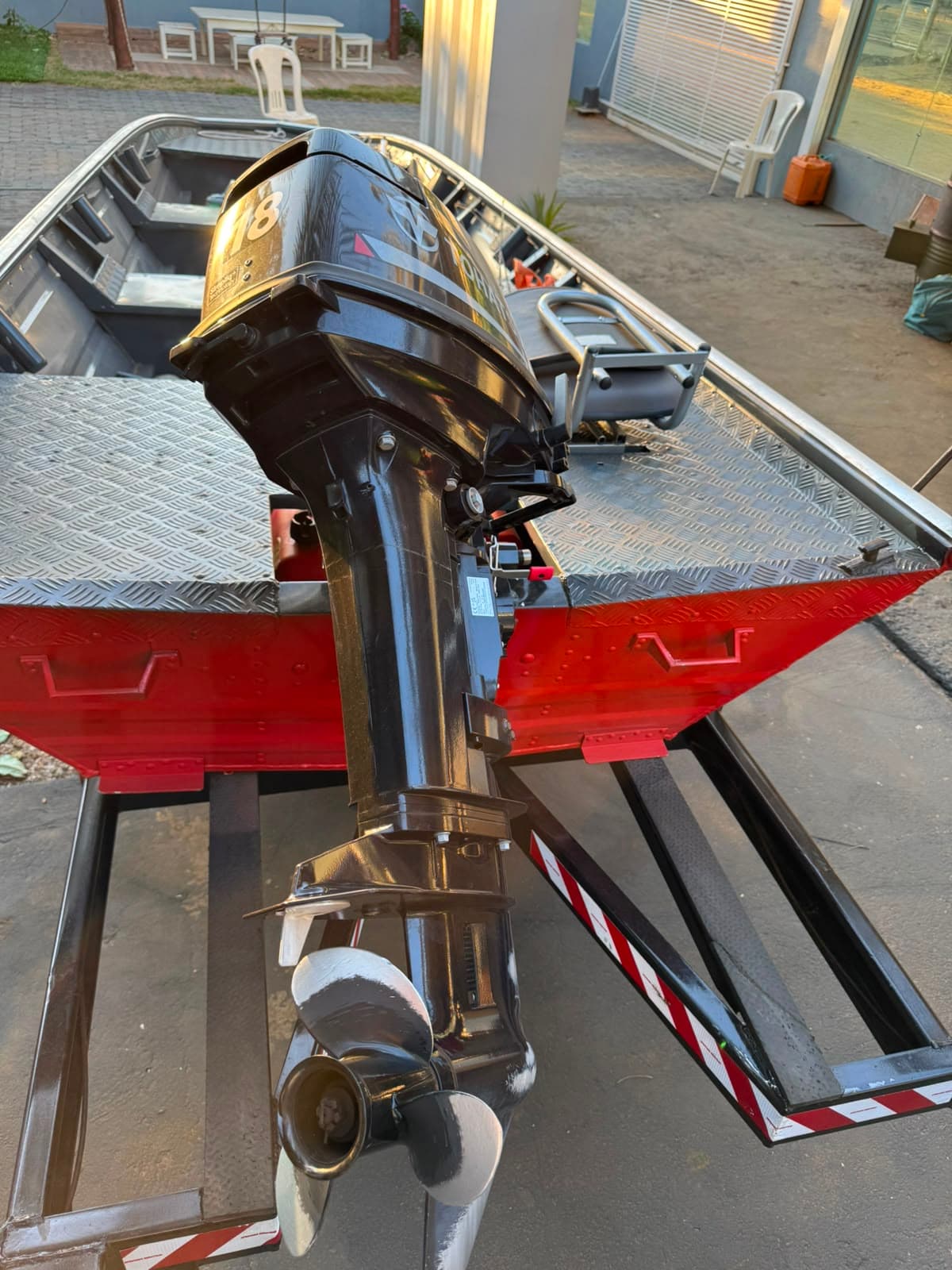 Detalhe do motor Tohatsu 18HP
